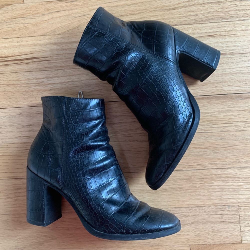 Black dolce vita snakeskin booties size 6
